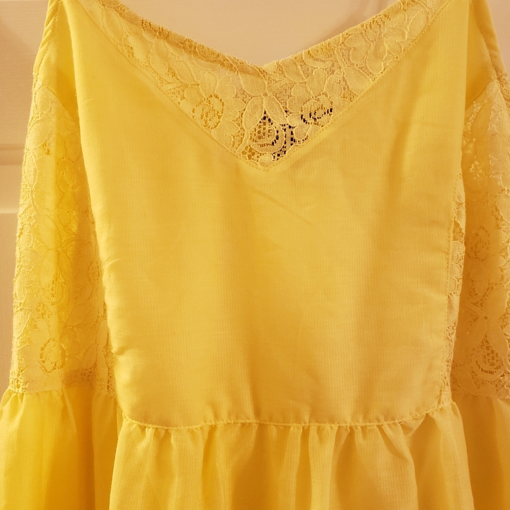 Beautiful pale yellow maxi dress with lace detail